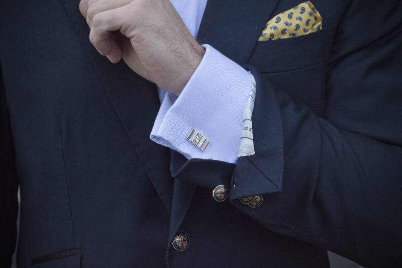 Рабочая шлица на рукаве – один из признаков дорогого костюма