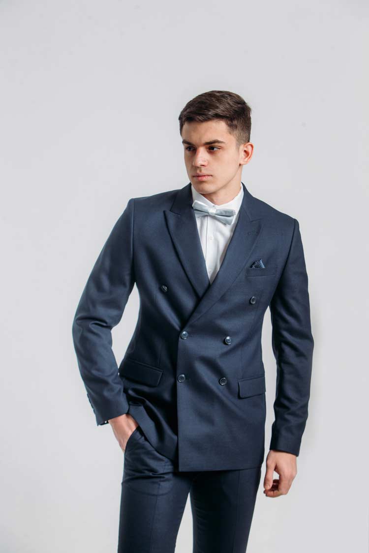 картинка Классический синий двубортный костюм от магазина Одежды+